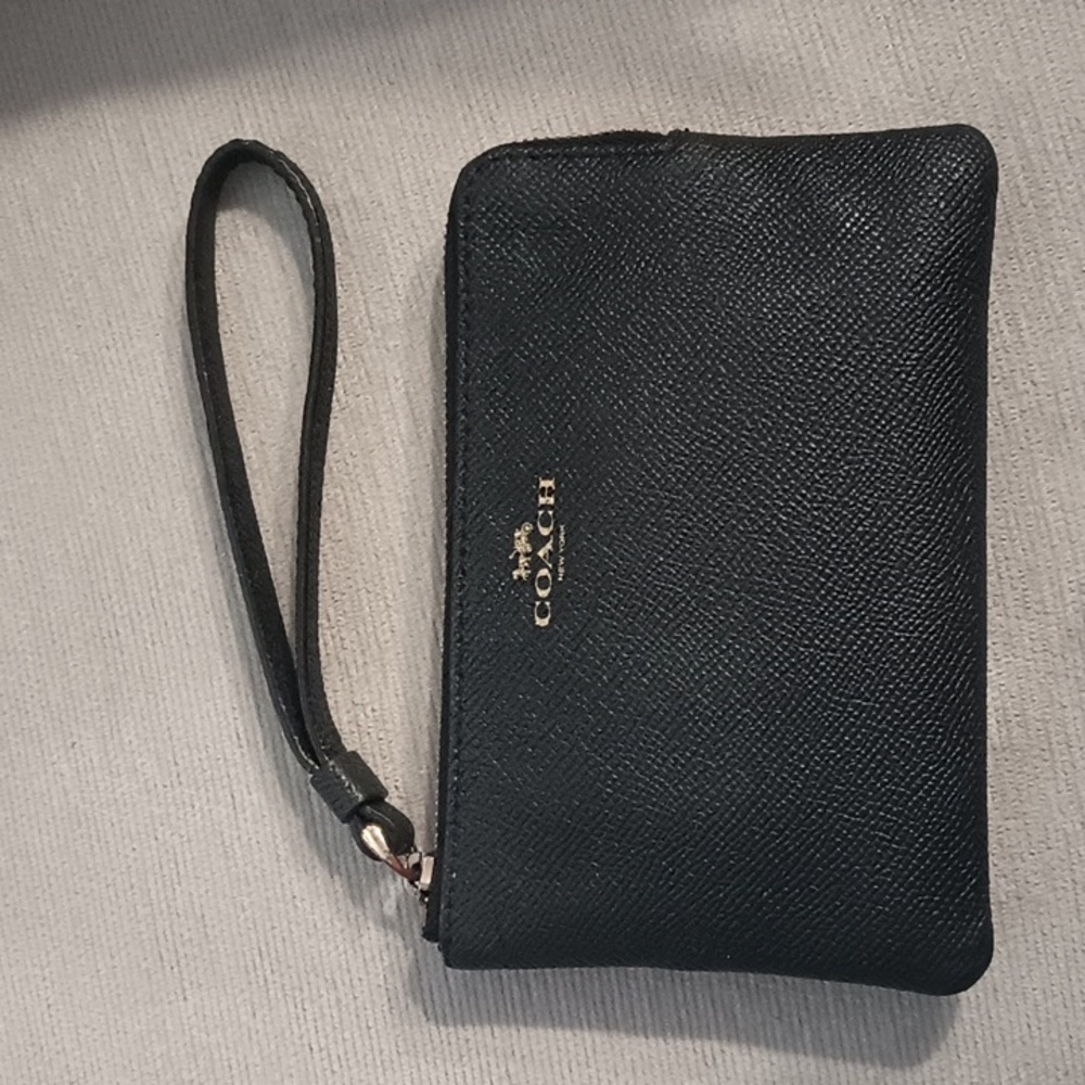 🍍Coach Corner Zip Wristlet